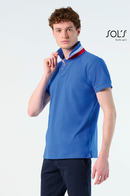 Patriot - 00576POLO-SHIRTS / SOLSΑνδρικό πόλο πικέΠεριγραφή: Κοντά μανίκια με πλαϊνές ραφές και ενισχυμένη πατιλέτα με 2 περλέ κουμπιά. Διαθέτει επιπλέον κουμπί στην εσωτερική ραφή, ριπ στο γιακά και στα μανίκια, ενώ προσφέρει εφαρμοστή γραμμή. Συνδυάζει χρωματικές ρίγες κάτω από το γιακά, την πατιλέτα και τα μανίκια για κομψό στυλ. - Σύνθεση: Πικέ 200g/m² - 100% Βαμβάκι RingspunΕφαρμογή ως Επαγγελματική Ένδυση: Ιδανικό για επαγγελματικούς χώρους όπως γραφεία, καταστήματα ή εκδηλώσεις, το polo προσφέρει επαγγελματική εμφάνιση με άνεση σε όλη τη διάρκεια της ημέρας.Υλικό και Άνεση: Το 100% βαμβάκι Ringspun εξασφαλίζει εξαιρετική άνεση και ανθεκτικότητα, κάνοντάς το ιδανικό για καθημερινή χρήση, ακόμη και σε πιο απαιτητικές συνθήκες.Δυνατότητα Προσαρμογής: Υπάρχει δυνατότητα εκτυπώσεων με το λογότυπο ή μηνύματα του πελάτη, καθιστώντας το κατάλληλο για ομάδες και εταιρίες.Διαθεσιμότητα Χρωμάτων: Διαθέσιμο σε ποικιλία χρωμάτων για να ταιριάζει με την εταιρική σας ταυτότητα και στυλ.